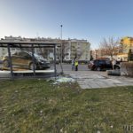 Laweta odpięła się od samochodu i uderzyła w wiatę przystankową na ul. Spychalskiego