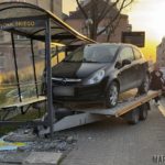 Laweta odpięła się od samochodu i uderzyła w wiatę przystankową na ul. Spychalskiego