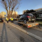 Laweta odpięła się od samochodu i uderzyła w wiatę przystankową na ul. Spychalskiego
