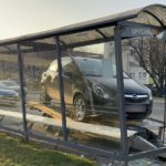 Laweta odpięła się od samochodu i uderzyła w wiatę przystankową na ul. Spychalskiego