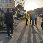 Laweta odpięła się od samochodu i uderzyła w wiatę przystankową na ul. Spychalskiego