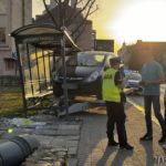 Laweta odpięła się od samochodu i uderzyła w wiatę przystankową na ul. Spychalskiego