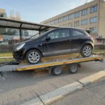 Laweta odpięła się od samochodu i uderzyła w wiatę przystankową na ul. Spychalskiego