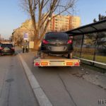 Laweta odpięła się od samochodu i uderzyła w wiatę przystankową na ul. Spychalskiego