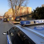 Laweta odpięła się od samochodu i uderzyła w wiatę przystankową na ul. Spychalskiego