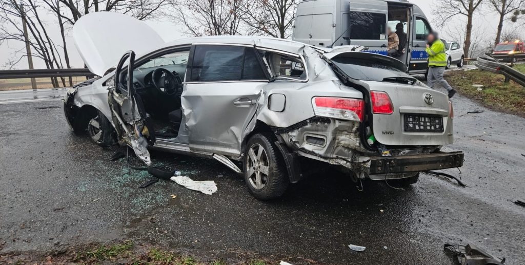 Zderzenie trzech samochodów w Zawadzie, dwie osoby w szpitalu