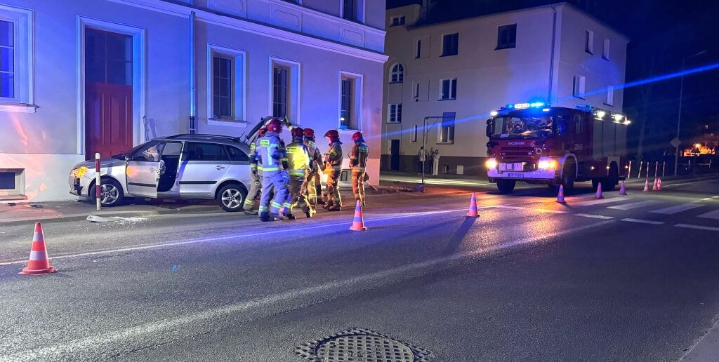 Auto wjechało w budynek na ul. Spychalskiego w Opolu