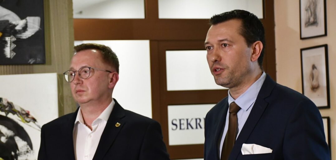starosta Artur Włodarczyk i wicestarosta Sylwester Zabielny