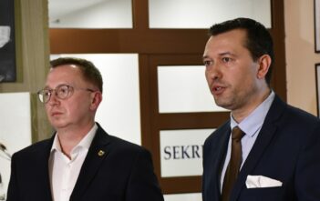 Ponad 850 tysięcy zł zniknęło z kasy starostwa. Urzędnik skazany, były starosta pod lupą starosta Artur Włodarczyk i wicestarosta Sylwester Zabielny