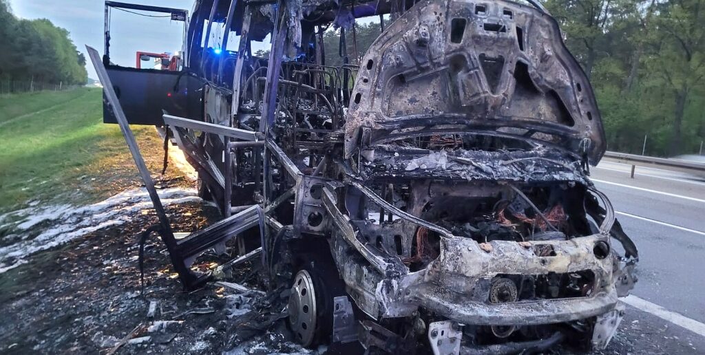 Pożar autobusu na opolskim odcinku autostrady A4. Pojazdem podróżowała młodzież
