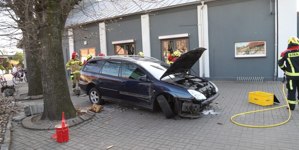 23-latka kierująca citroenem wjechała w ławkę w Komprachcicach
