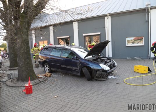 23-latka kierująca citroenem wjechała w ławkę w Komprachcicach