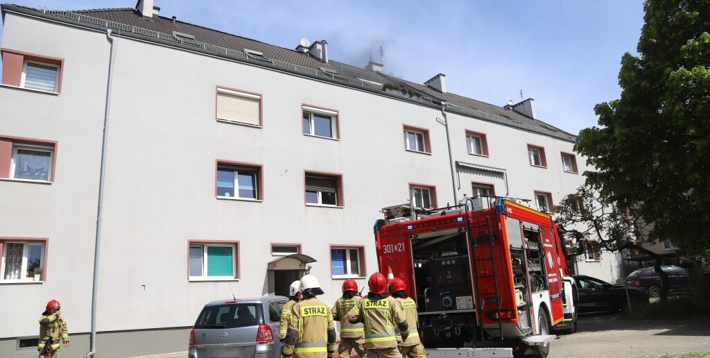 Pożar mieszkania na poddaszu jednego z bloków przy ul. 1 Maja w Opolu