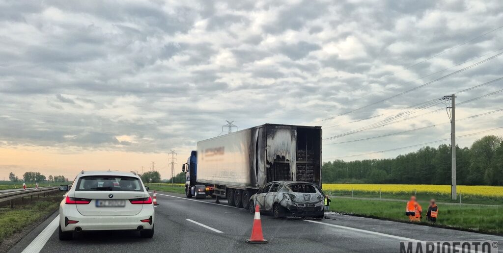 Samochód osobowy wjechał w naczepę ciężarówki na A4