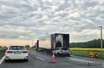 Samochód osobowy wjechał w naczepę ciężarówki na A4