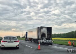 Samochód osobowy wjechał w naczepę ciężarówki na A4