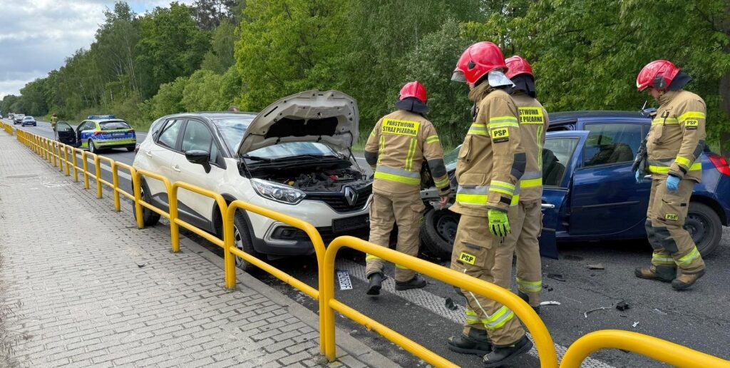 Wypadek w Walidrogach. Zderzyły się 3 samochody osobowe