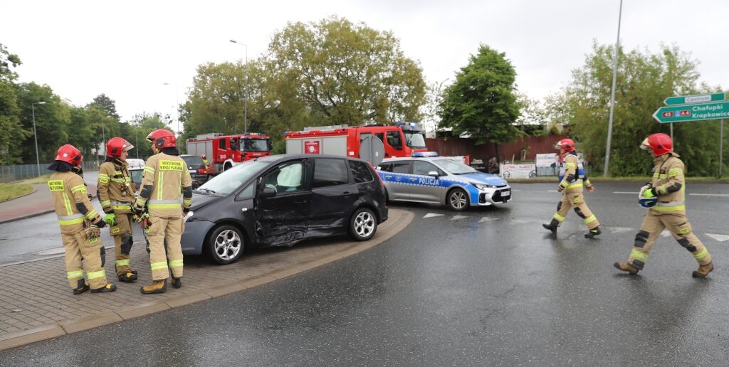 Kolizja na ul. Niemodlińskiej w Opolu, zderzyły się dwa auta osobowe