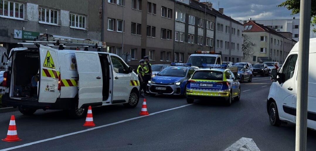 Ciężarówka wjechała w słup sygnalizacji świetlnej