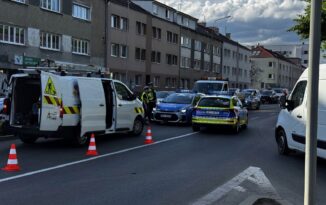 Ciężarówka wjechała w słup sygnalizacji świetlnej