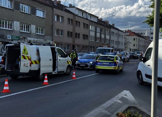 Ciężarówka wjechała w słup sygnalizacji świetlnej