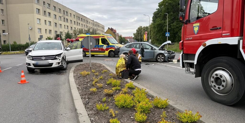 Zderzenie dwóch samochodów na skrzyżowaniu ulic Armii Krajowej i Fabrycznej w Opolu