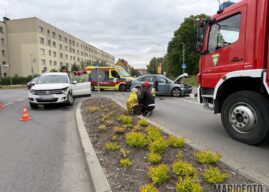 Zderzenie dwóch samochodów na skrzyżowaniu ulic Armii Krajowej i Fabrycznej w Opolu