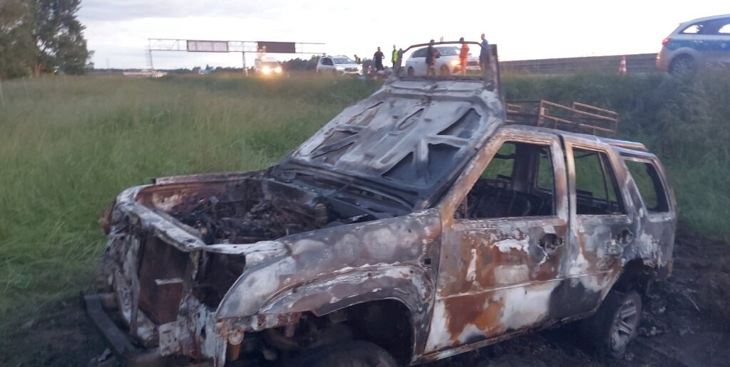 Pożar samochodu osobowego na autostradzie A4. Podróżowały nim trzy osoby