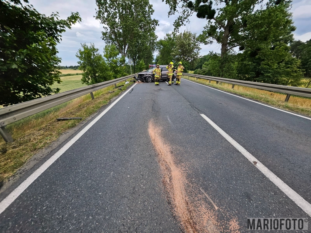 Wypadek na DK45 w Zawadzie, czołowo zderzyły się dwa samochody osobowe