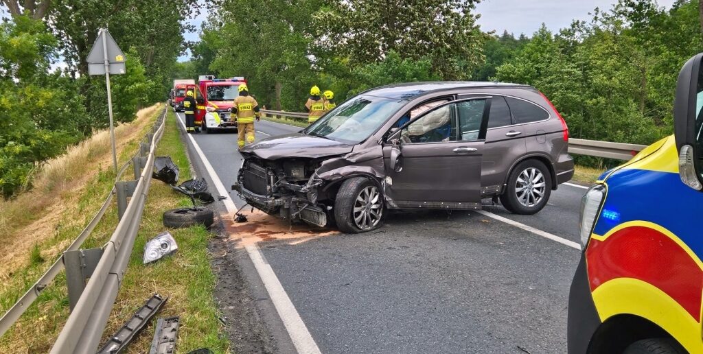 Wypadek na DK45 w Zawadzie, czołowo zderzyły się dwa samochody osobowe