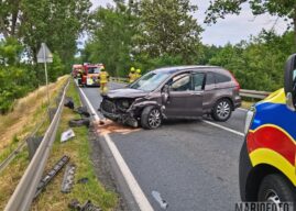 Wypadek na DK45 w Zawadzie, czołowo zderzyły się dwa samochody osobowe