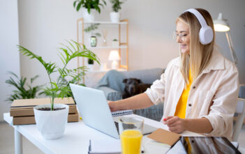 Oferty pracy zdalnej – w jakich branżach najłatwiej o home office?