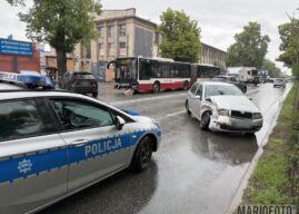 Kolizja na ul. Niemodlińskiej, zderzyły się autobus miejski i dwie osobówki