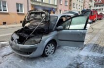 Na ul. Piastowskiej w Opolu zapalił się samochód osobowy marki Renault