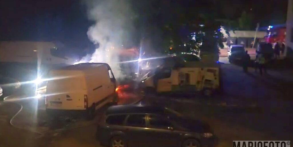 Pożar na parkingu przy ul. Nysy Łużyckiej, spłonęły cztery pojazdy