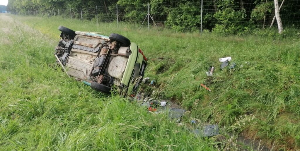 Dachowanie na autostradzie A4, kierowca był pijany