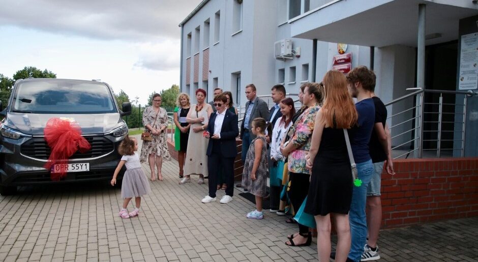 Prudnik z nowym busem dla pieczy zastępczej. „To nie luksus – to realna pomoc”