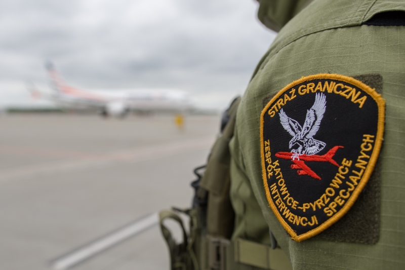 Żartował, iż ma pistolet w bagażu. Efekt? Z wakacji na Majorce nici