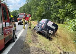 Dąbrowa. Samochód dostawczy wypadł z drogi i wylądował w rowie
