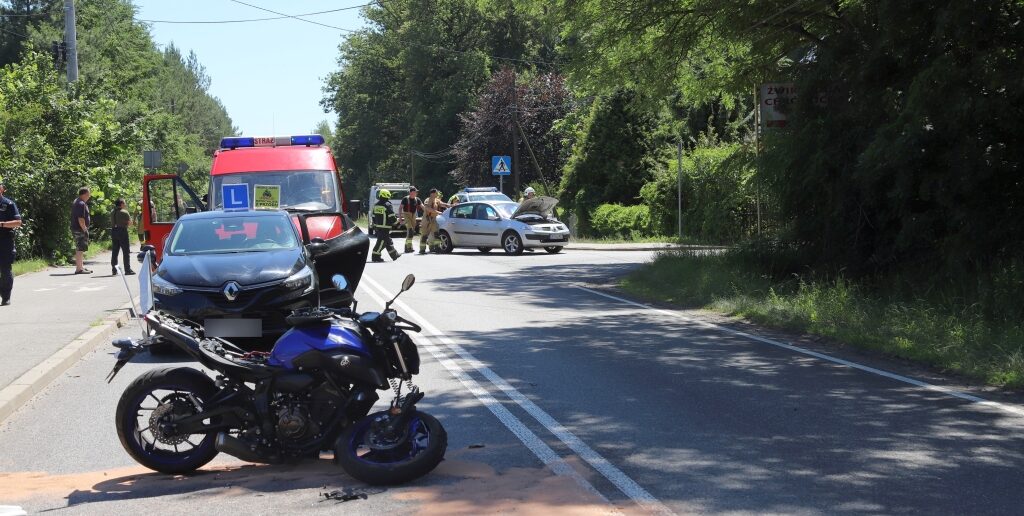Kolizja z udziałem motocykla w Kup, a chwile później pożar dwóch aut