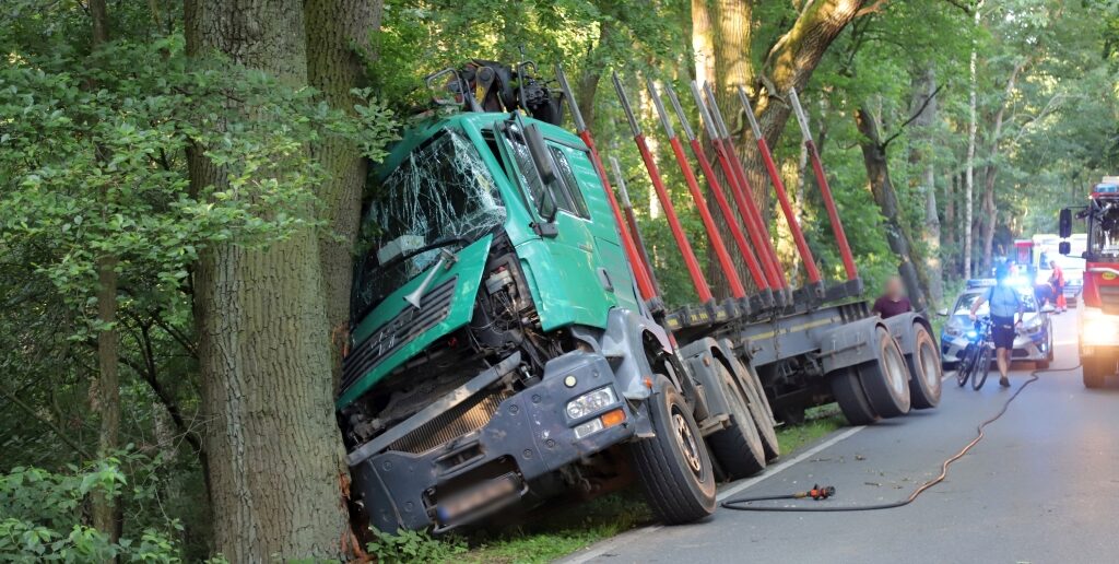 Ciężarówka wjechała w drzewo na trasie Szydłów – Komprachcice