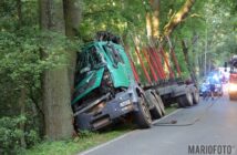 Ciężarówka wjechała w drzewo na trasie Szydłów – Komprachcice