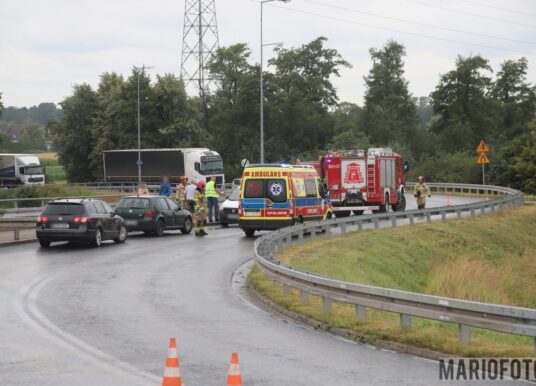 Rozlana substancja na ul. Niemodlińskiej przyczyną aż trzech kolizji