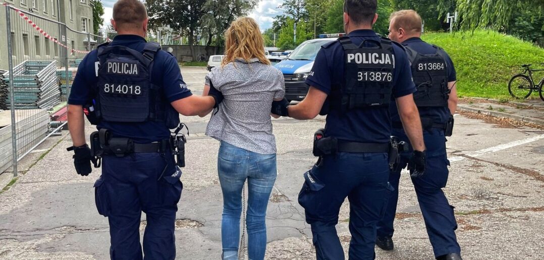 Usiłowała zabić mężczyznę, uciekła i ukrywała się w krzakach. Kobieta została zatrzymana