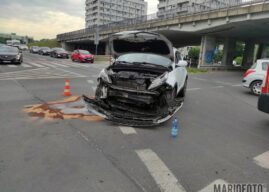 Zderzenie dwóch aut na dużym rondzie w Opolu
