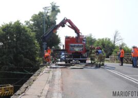 Kierowca wjechał w bariery na wiadukcie kolejowym przy ul. Braci Kowalczyków w Opolu