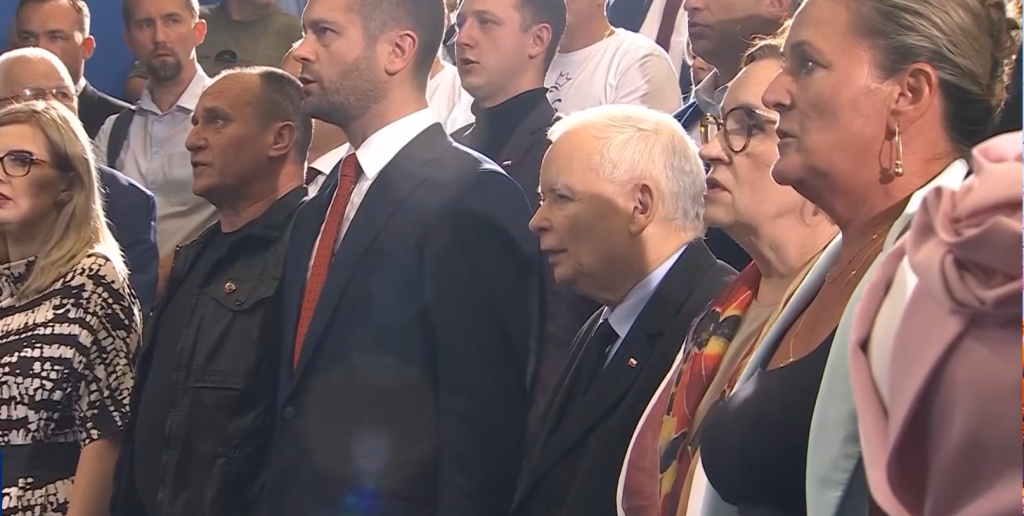 Po co on tu przyjeżdża?