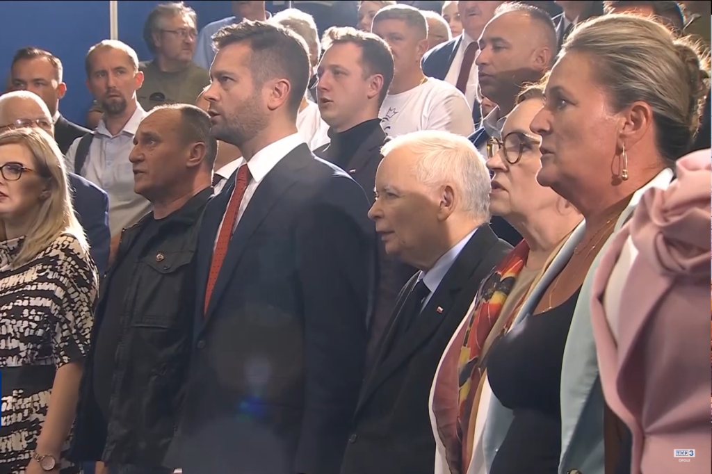 Po co on tu przyjeżdża?