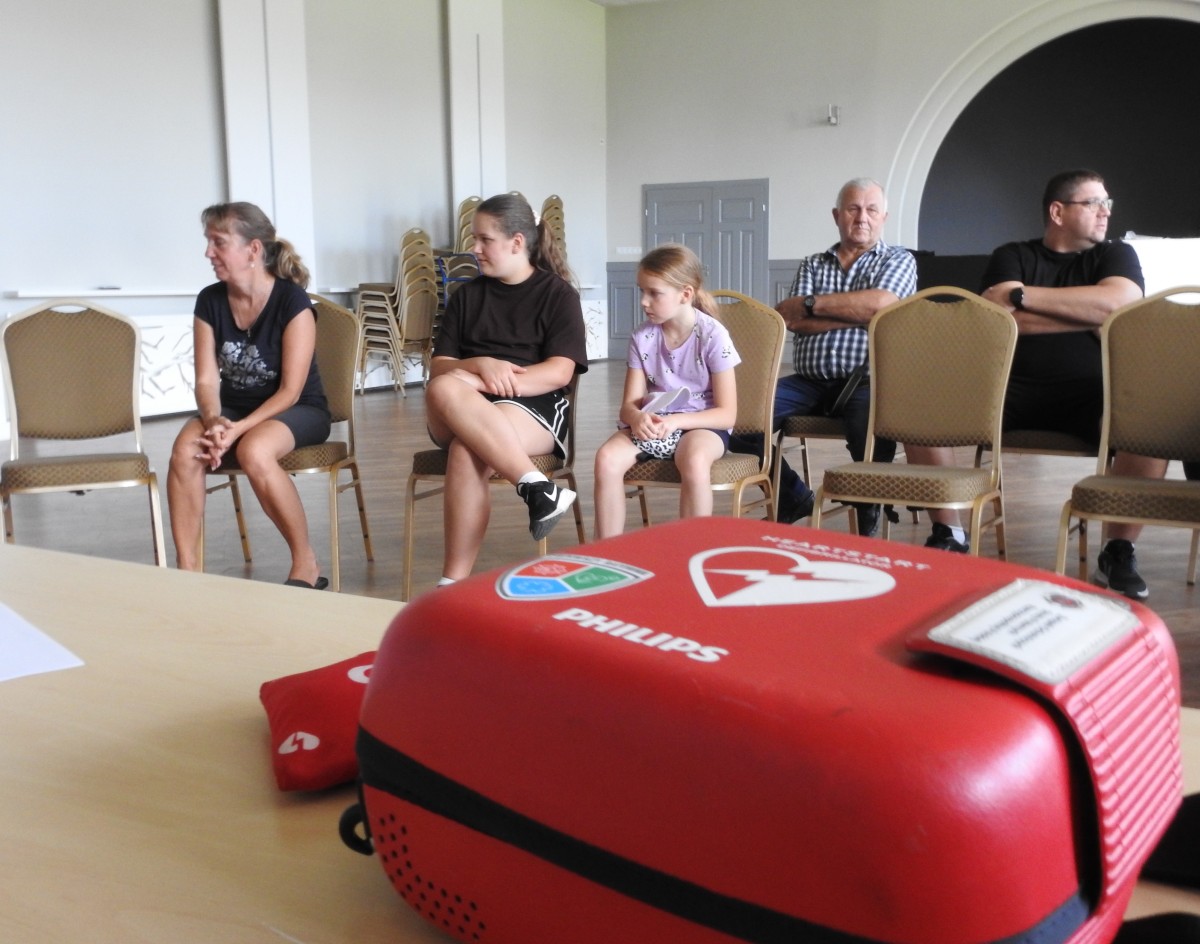 Defibrylator AED na budynku remizy OSP w Dobrzeniu Małym