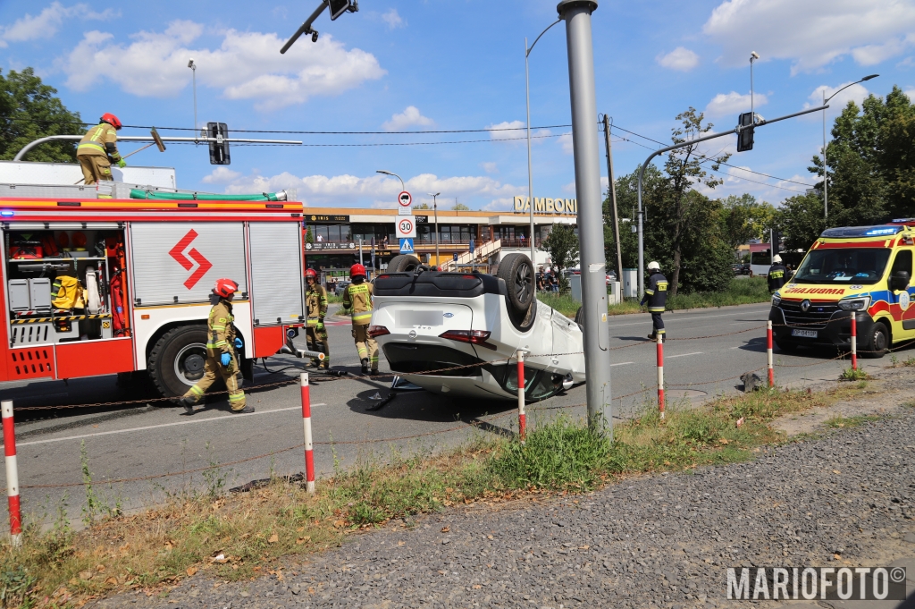 Na skrzyżowaniu ulic Niemodlińskiej i Dambonia w Opolu dachował samochód